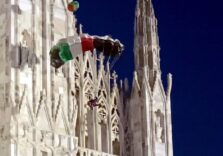 Si getta dalle guglie del Duomo di Milano con un paracadute raffigurante la bandiera della Palestina, 32enne fermato dalla Polizia