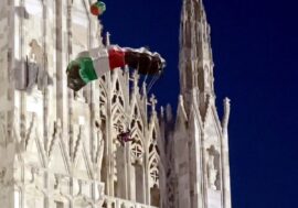 Si getta dalle guglie del Duomo di Milano con un paracadute raffigurante la bandiera della Palestina, 32enne fermato dalla Polizia