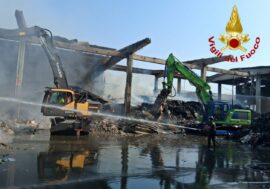 Incendio alla ricicleria di Novate Milanese, prosegue la bonifica dei Vigili del Fuoco