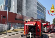 Incendio in un binario della stazione Garibaldi di Milano, fiamme partite da un locale tecnico