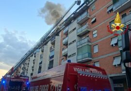 Incendio in un appartamento a Milano, due vittime / Video