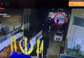 Duplice omicidio davanti ad un tempio nel Bergamasco, un uomo arrestato nel Regno Unito / Video