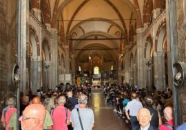 A Milano l’ultimo saluto a Don Mazzi, centinaia di persone alla basilica di Sant’Ambrogio