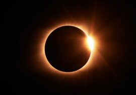 Il cielo si oscura a Ferragosto: oggi l’eclissi di Sole, uno spettacolo raro da vedere al tramonto