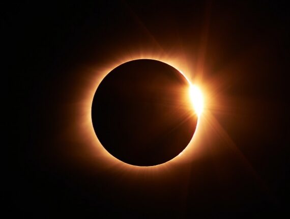 Il cielo si oscura a Ferragosto: oggi l’eclissi di Sole, uno spettacolo raro da vedere al tramonto