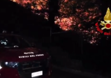 Fiamme sul monte Goi nel Comasco, evacuate alcune famiglie