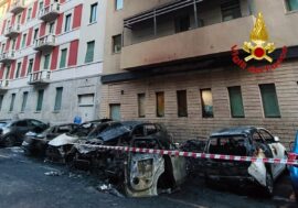 Incendio all’alba a Milano coinvolge sei auto, evacuato un albergo