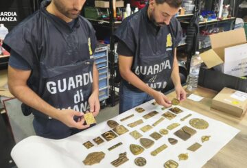 Scoperto un laboratorio del falso a Monza, sequestrate matrici per riprodurre loghi di auto e moto