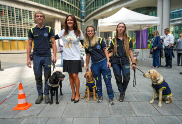 Milano, cani guida protagonisti in piazza Città di Lombardia