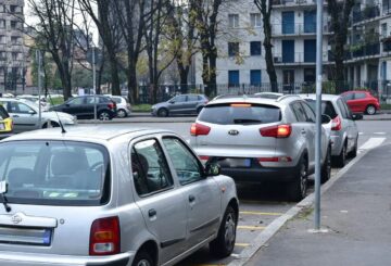 Rabbino della comunità ebraica di Milano aggredito da tre sconosciuti alla fermata dell’autobus