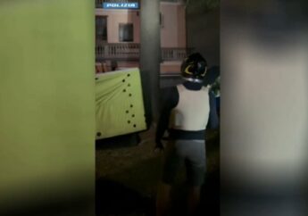 Si barrica sul tetto di un’abitazione a Bergamo, arrestato dopo ore di negoziazione / Video