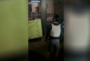 Si barrica sul tetto di un’abitazione a Bergamo, arrestato dopo ore di negoziazione / Video