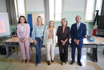 Primo giorno di scuola, l’assessore regionale lombardo Simona Tironi in visita all’IC Galvani di Milano