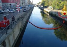 Massa liquida nel Naviglio Pavese raggiunge la Darsena a Milano, operazioni di contenimento