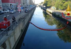 Massa liquida nel Naviglio Pavese raggiunge la Darsena a Milano, operazioni di contenimento