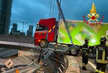 Milano, un Tir sfonda il guard rail e rimane sospeso: autista salvato dai Vigili del Fuoco