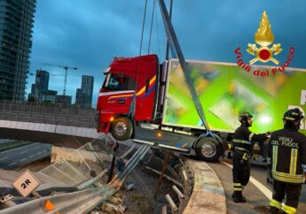 Milano, un Tir sfonda il guard rail e rimane sospeso: autista salvato dai Vigili del Fuoco