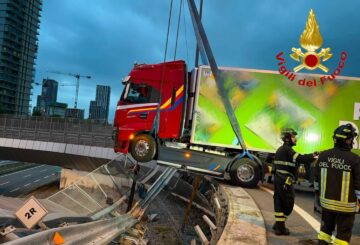 Milano, un Tir sfonda il guard rail e rimane sospeso: autista salvato dai Vigili del Fuoco
