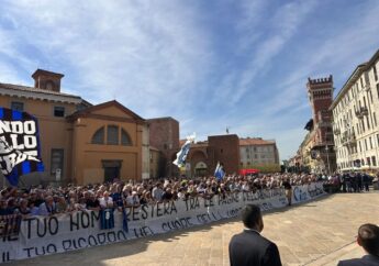 A Milano i funerali di Sandro Mazzola, centinaia di tifosi presenti