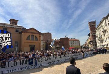 A Milano i funerali di Sandro Mazzola, centinaia di tifosi presenti
