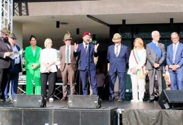 Bergamo abbraccia la grande sfilata per il 105° anniversario degli Alpini