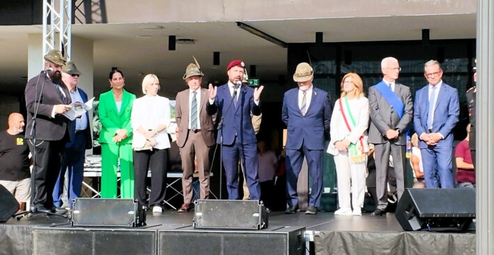 Bergamo abbraccia la grande sfilata per il 105° anniversario degli Alpini