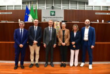 Per solidarietà bipartisan a Roberta Vallacchi un foulard sui banchi della Presidenza del Consiglio regionale lombardo