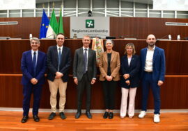 Per solidarietà bipartisan a Roberta Vallacchi un foulard sui banchi della Presidenza del Consiglio regionale lombardo