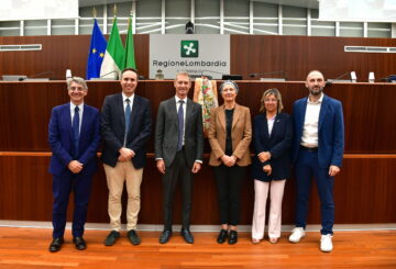 Per solidarietà bipartisan a Roberta Vallacchi un foulard sui banchi della Presidenza del Consiglio regionale lombardo