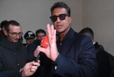 Fabrizio Corona aggredito sotto casa a Milano, derubato di orecchini e collanine