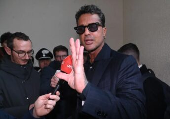 Fabrizio Corona aggredito sotto casa a Milano, derubato di orecchini e collanine