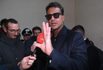 Fabrizio Corona aggredito sotto casa a Milano, derubato di orecchini e collanine