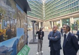 Milano, in piazza Città di Lombardia inaugurata la mostra fotografica ‘Qui puoi scoprire un’altra Lombardia’
