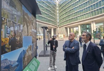 Milano, in piazza Città di Lombardia inaugurata la mostra fotografica ‘Qui puoi scoprire un’altra Lombardia’