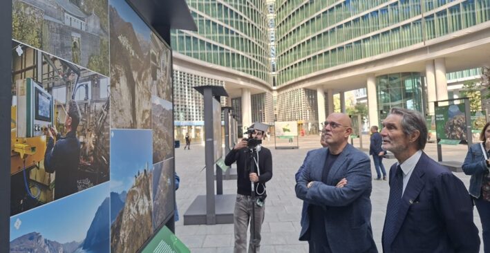 Milano, in piazza Città di Lombardia inaugurata la mostra fotografica ‘Qui puoi scoprire un’altra Lombardia’