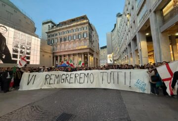 Tensioni a Milano alla manifestazione del centrodestra, schermaglie e urla per lo striscione “Vi remigreremo tutti”