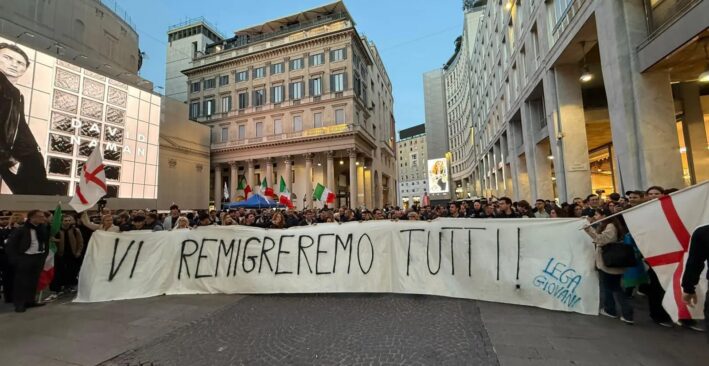 Tensioni a Milano alla manifestazione del centrodestra, schermaglie e urla per lo striscione “Vi remigreremo tutti”
