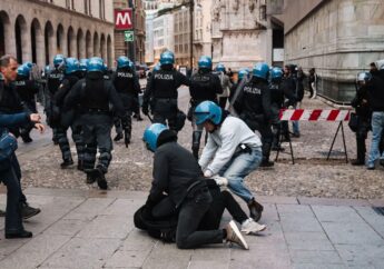 Disordini in centro a Milano: 32 arresti e 28 denunce, 271 giovani accompagnati in Questura