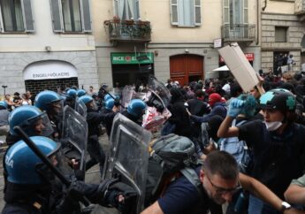 Bombe carta e sassi contro la Polizia durante il corteo ‘Italia in Piazza’ a Milano, scontri anche a Bologna. Tajani: “Violenze inaccettabili”