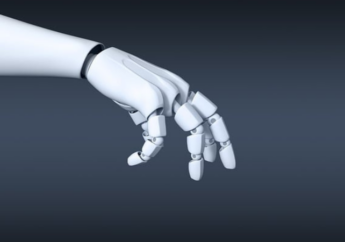 Piazza San Babila incontra il futuro: l’umanoide di Qubit dialoga con i milanesi