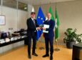 Il presidente del Consiglio regionale Federico Romani premia a Palazzo Pirelli Angelo De Simone, dirigente di Polizia ferito negli scontri a Milano