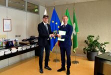 Il presidente del Consiglio regionale Federico Romani premia a Palazzo Pirelli Angelo De Simone, dirigente di Polizia ferito negli scontri a Milano
