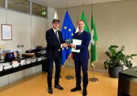 Il presidente del Consiglio regionale Federico Romani premia a Palazzo Pirelli Angelo De Simone, dirigente di Polizia ferito negli scontri a Milano