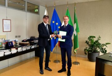 Il presidente del Consiglio regionale Federico Romani premia a Palazzo Pirelli Angelo De Simone, dirigente di Polizia ferito negli scontri a Milano