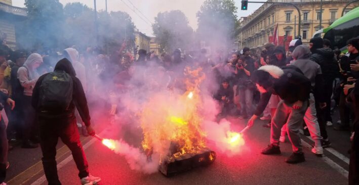 Studenti in piazza, a Milano in migliaia al corteo “Nessuno è straniero”. Momenti di tensione a Roma e Torino