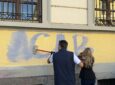 Milano, Salvini e Sardone cancellano le scritte contro le forze dell’ordine su un muro di una scuola