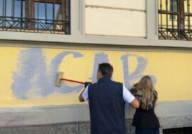 Milano, Salvini e Sardone cancellano le scritte contro le forze dell’ordine su un muro di una scuola