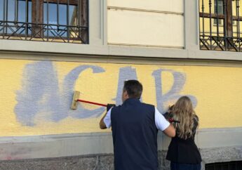 Milano, Salvini e Sardone cancellano le scritte contro le forze dell’ordine su un muro di una scuola