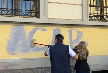 Milano, Salvini e Sardone cancellano le scritte contro le forze dell’ordine su un muro di una scuola